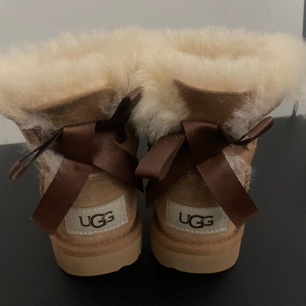 Bailey Bow Uggs Toddler - Picture 2 of 4